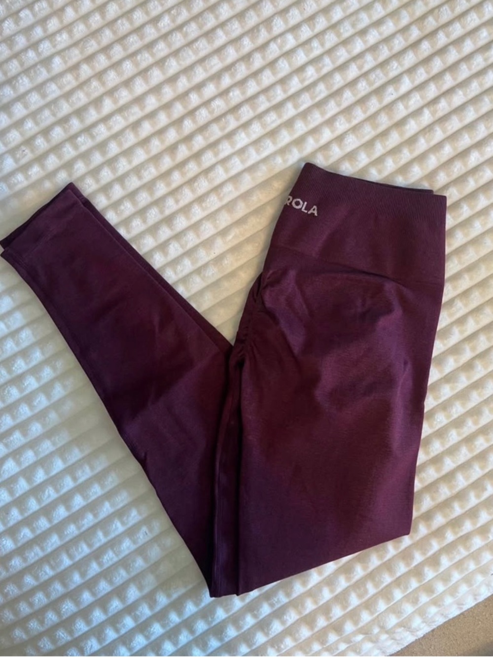 Aurola leggings. Maroon color. Size Medium.
